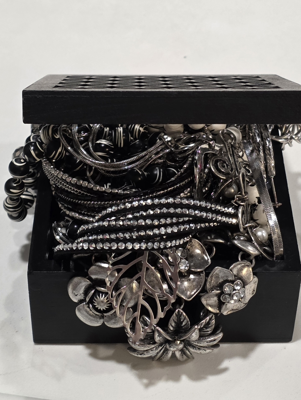 MysteryJewelry Bundle: Necklaces, Bracelets & Earrings